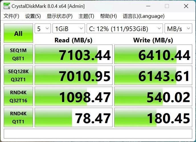 3、散热与电源：双显卡配置会大幅增加系统的热量输出和功耗需求，在配置时需要确保机箱内有足够的散热空间，并选用高效的散热系统（如多风扇或水冷系统）以保持显卡和其他组件的温度在安全范围内，还需要确保电源单元（PSU）提供足够的功率和适当的连接线来支持两块显卡的运行。